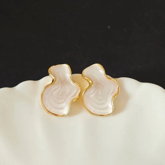 Boucles d'oreilles abstraites en forme de nuage blanc