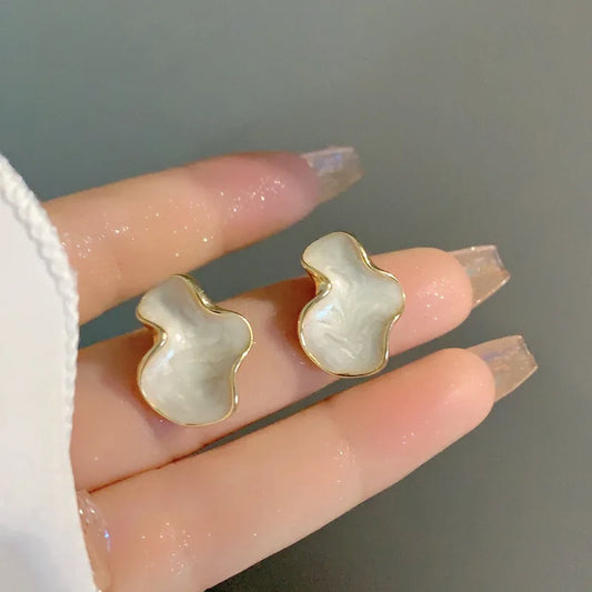 Boucles d'oreilles abstraites en forme de nuage blanc