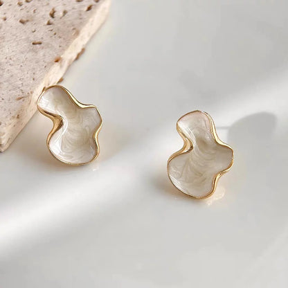 Boucles d'oreilles abstraites en forme de nuage blanc