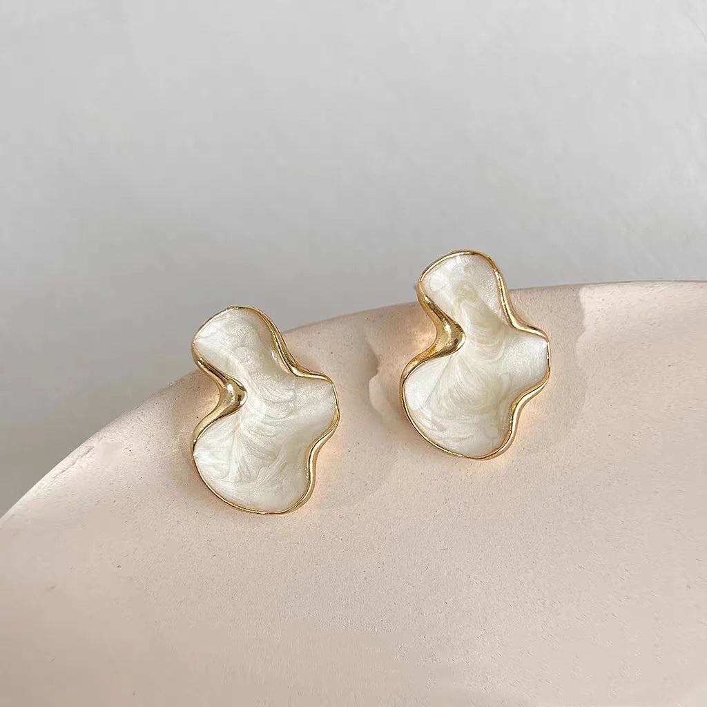 Boucles d'oreilles abstraites en forme de nuage blanc