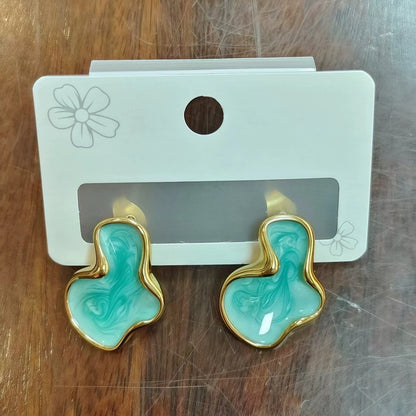 Boucles d'oreilles abstraites en forme de nuage blanc